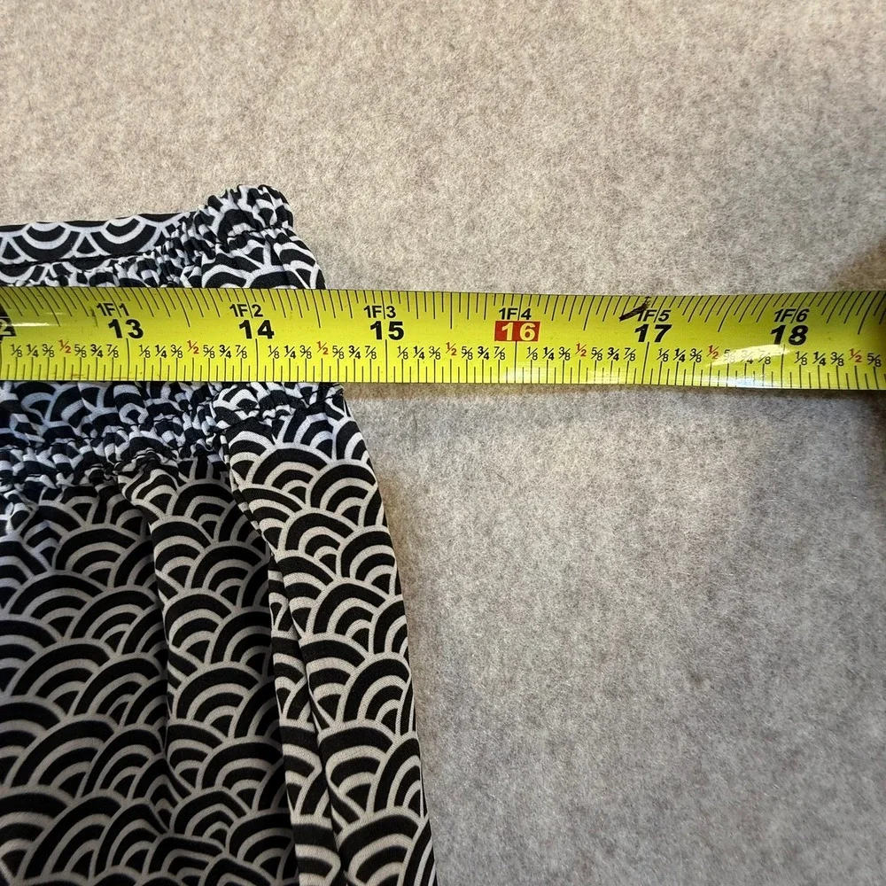 Mountain Warehouse Womens Shorts Sz‎ 8 Black White Wave Print Drawstring Pockets